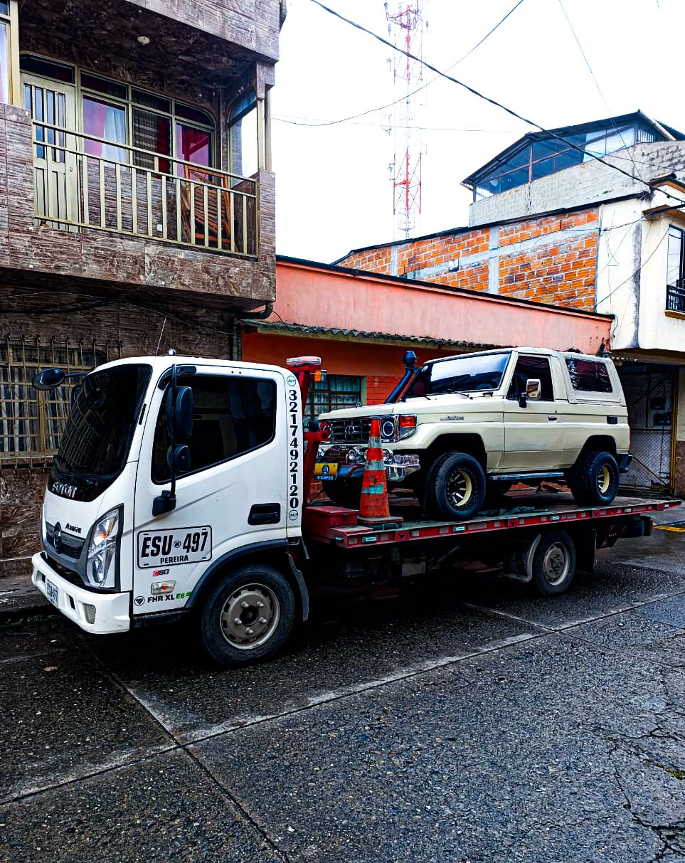Grúa VehiGruas transportando Mercedes Benz G-Class – Servicio de grúa profesional Pereira