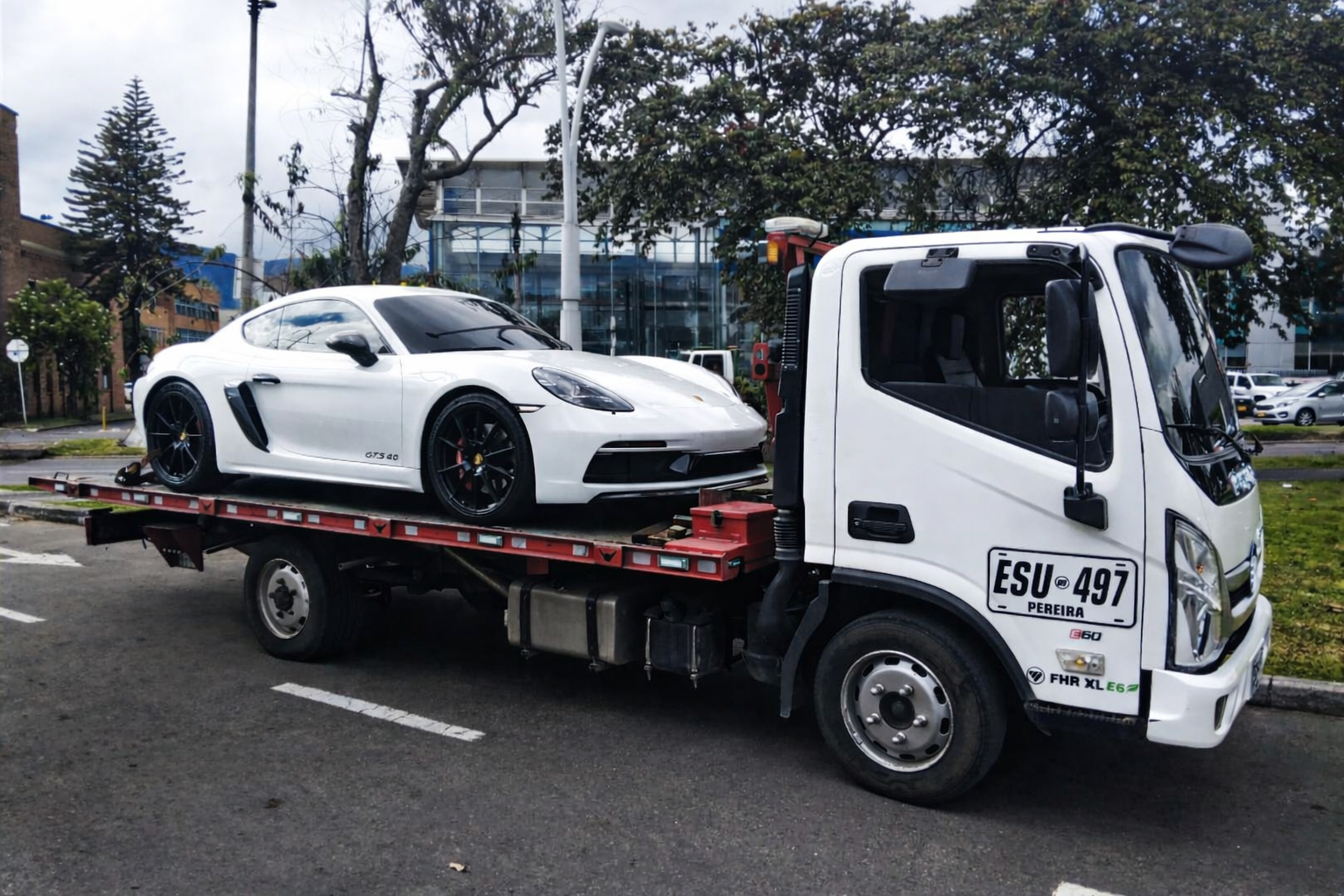 Grúa VehiGruas con Porsche GTS – Vehículos de lujo Pereira