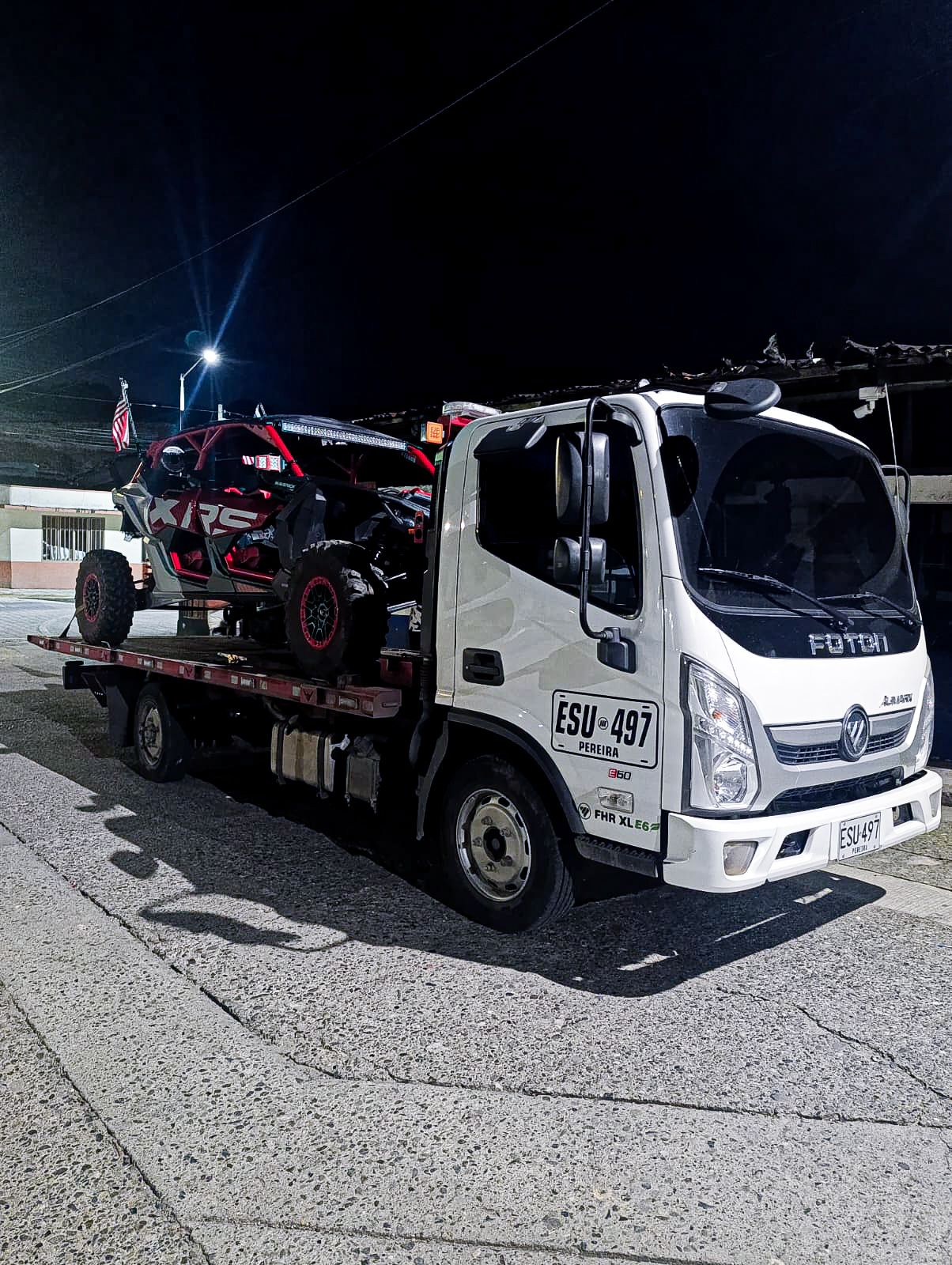 Grúa VehiGruas ESU-497 transportando SUV en carretera del Eje Cafetero