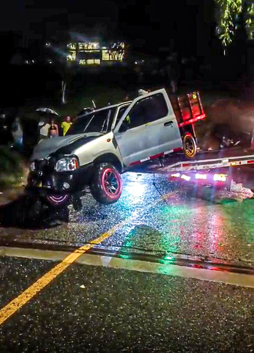 Grúa VehiGruas trabajando de noche – Grúas 24 horas Pereira